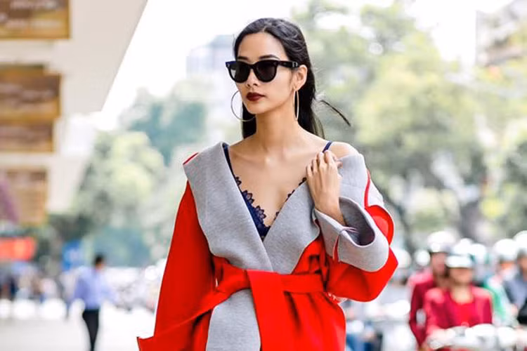 Hoàng Thùy kể cô nỗ lực tập luyện mỗi ngày để biến đổi thân hình "cò hương" trở nên săn chắc, khỏe mạnh. Cô tham gia các lớp vận động, từ múa cột đến yoga và tập luyện với huấn luyện viên riêng.