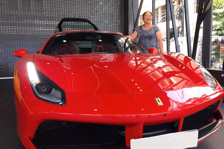 Ngay sau khi Tuấn Hưng khoe siêu xe, nhiều bạn bè, nghệ sĩ như: Khắc Việt, Hồng Ngọc, Thành Trung...và đông đảo cư dân mạng, người hâm mộ gửi lời chúc mừng đến giọng ca "Tìm lại bầu trời".