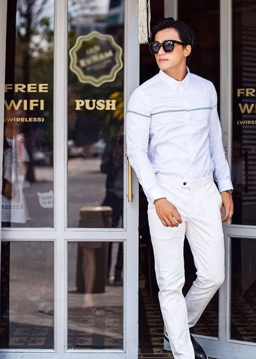 Bên cạnh vẻ ngoài điển trai, nam tính, Tài Phến còn được yêu mến bởi có phong cách thời trang trẻ trung.
