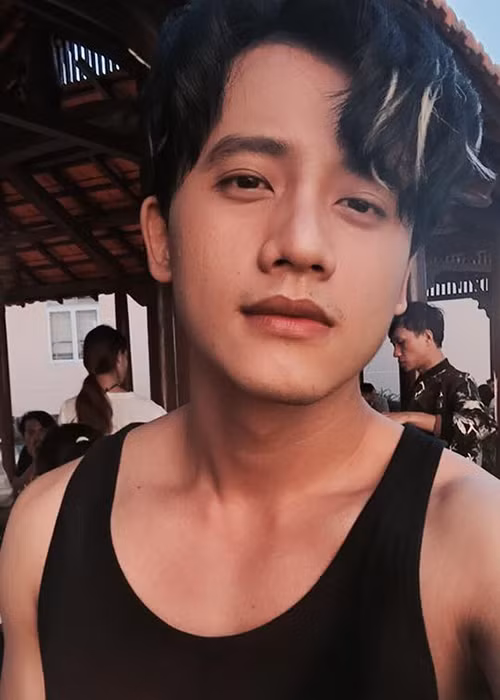 Thân hình của Mai Tài Phến khá săn chắc. Được biết, bạn trai tin đồn của Hương Tràm sinh năm 1991, tại Bạc Liêu.