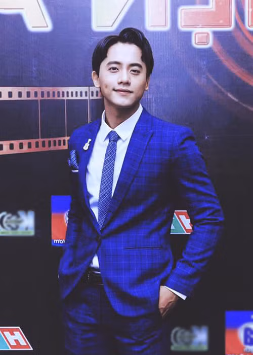 Mai Tài Phến sở hữu gương mặt điển trai, đậm chất điện ảnh cùng má lúm đồng tiền ngọt ngào, mái tóc lãng tử.