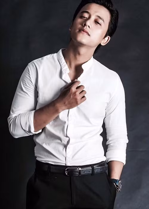 Tham gia sản phẩm âm nhạc của Hương Tràm, Mai Tài Phến đóng vai thầy giáo. Với vẻ ngoài điển trai, bạn trai tin đồn của Hương Tràm gây ấn tượng mạnh.