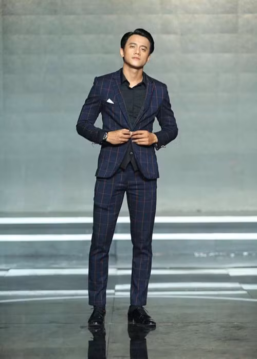 Tài Phến còn sở hữu vóc dáng như người mẫu. Sau khi tham gia MV của Hương Tràm, anh được cư dân mạng đặt biệt danh thầy giáo hot boy.