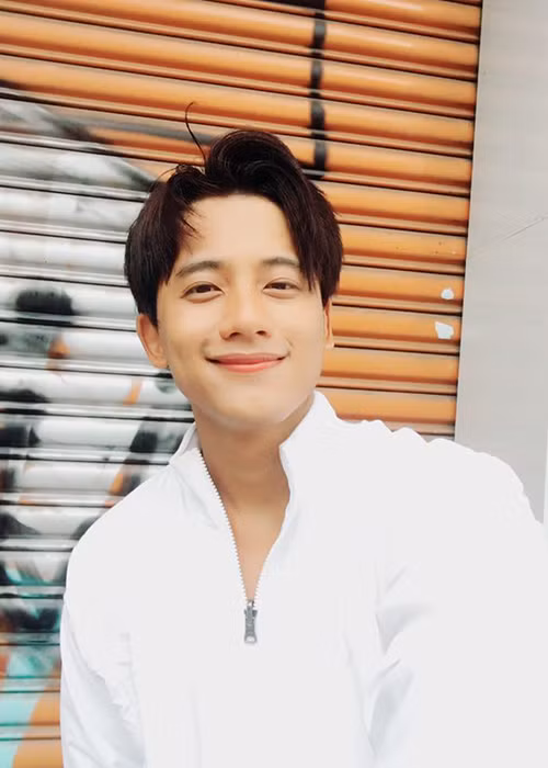 Diện áo trắng đơn giản, nam diễn viên sinh năm 1991 vẫn đốn tim người đối diện bằng nụ cười có lúm đồng tiền.