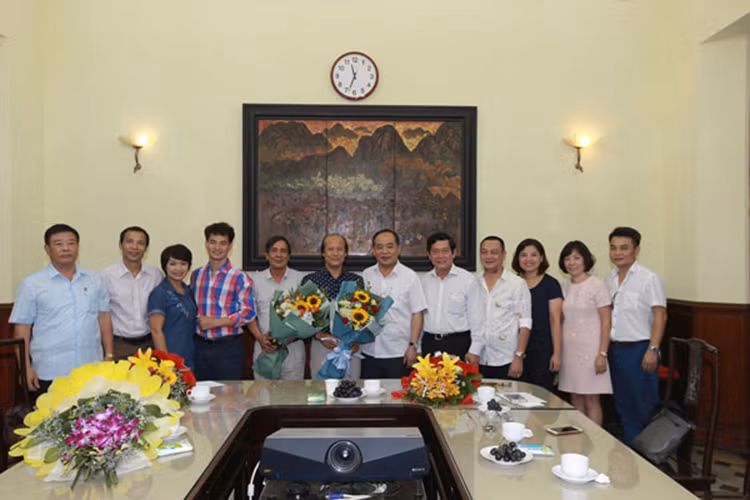 Trước khi làm Phó Giám đốc Nhà hát Kịch Việt Nam vào năm 2016, Xuân Bắc làm Trưởng đoàn Biểu diễn I còn NSND Anh Tú từng có hơn 35 năm công tác tại Nhà hát tuổi Trẻ và sau đó được chuyển sang làm Phó Giám đốc Nhà hát Kịch Việt Nam vào năm 2013. Ảnh: Vietnamnet