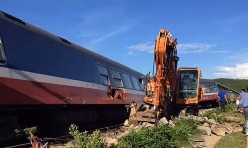 Kinh hoang tau trat banh, do nghieng, hang tram khach phat hoang-Hinh-2