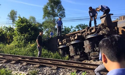 Kinh hoang tau trat banh, do nghieng, hang tram khach phat hoang-Hinh-4