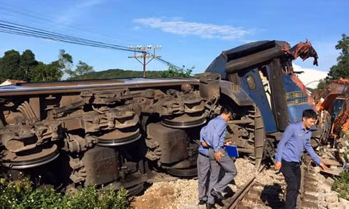 Kinh hoang tau trat banh, do nghieng, hang tram khach phat hoang