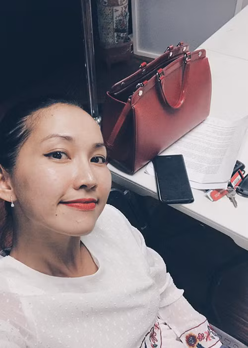 Kim Hiền hồi hộp trước buổi công chiếu vở kịch cô đã tập kỹ lưỡng với các đồng nghiệp.