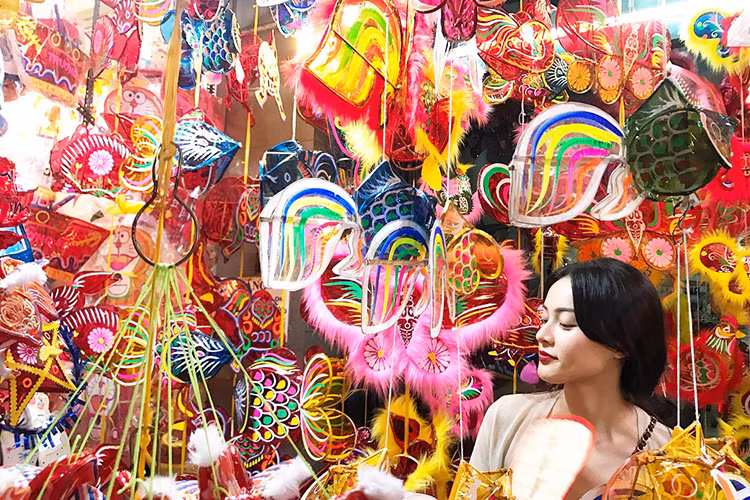 Hạ Vi tâm sự: “Tết Trung Thu lần thứ 25. Vậy là mình đã đi được 1/4 quãng đời, 3 phần quãng đời còn lại thì sẽ biết sống, tận dụng và hưởng thụ hơn. Biết nghĩ cho mình, biết ơn người ở cạnh mình những lúc khó và trân trọng những gì mình đang có. Chúc mọi người có một Trung Thu ấm áp bên gia đình và người thân yêu nhá. Xa gia đình đã lâu”.