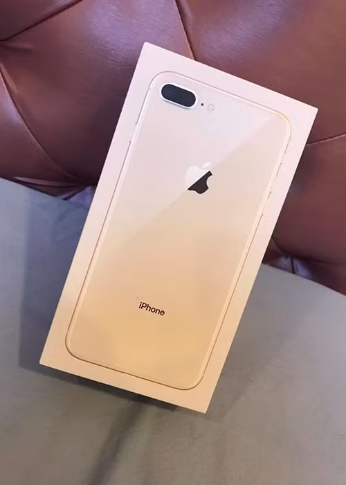Á hậu Huyền My khoe đã có trong tay chiếc iPhone 8 vừa ra mắt cách đây không lâu.