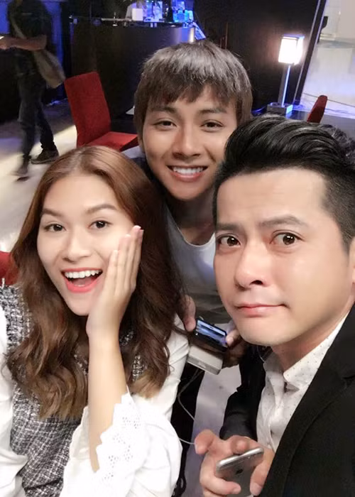 Hoài Lâm thân thiết với Ngọc Thanh Tâm và Hoàng Anh trên phim trường.