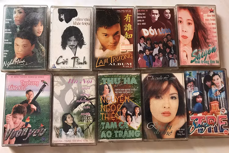 Thanh Thảo khoe tủ băng đĩa có chữ ký tặng của các đồng nghiệp: Đàm Vĩnh Hưng, Quang Dũng, Mỹ Tâm, Đan Trường...
