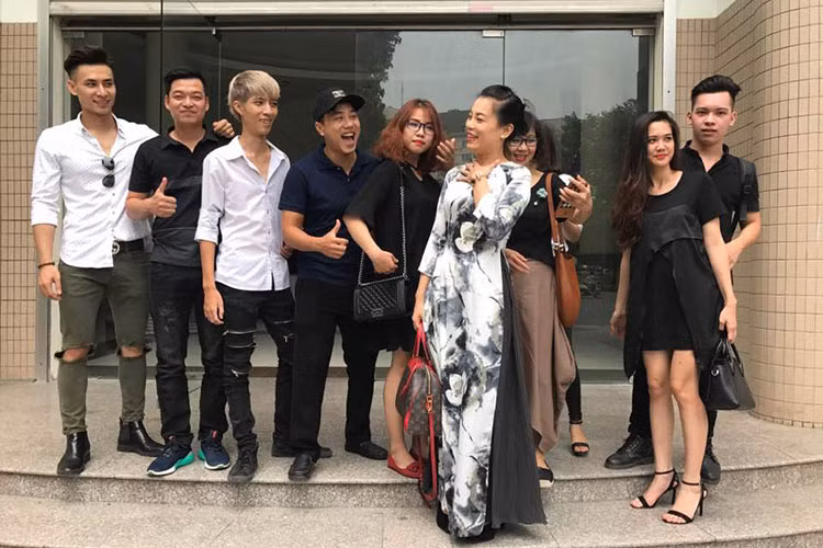 Vợ Xuân Bắc diện áo dài và xuất hiện tươi tắn bên các học trò mặc dù cô trông vẫn khá gầy. Ảnh: FBNV