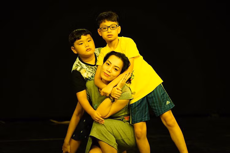 Sau ồn ào tố bị NSND Anh Tú chèn ép, ngoài giảng dạy ở trường, vợ Xuân Bắc vẫn tiếp tục bán hàng online. Ảnh: FBNV