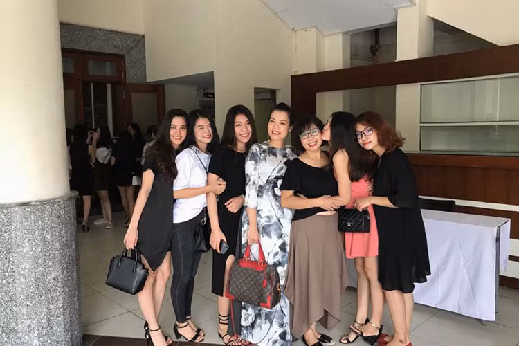 Chia sẻ loạt ảnh tại buổi lễ trao bằng tốt nghiệp, Hồng Nhung viết: “Tóm lại cô trò cứ gặp nhau là vui!”. Ảnh: FBNV