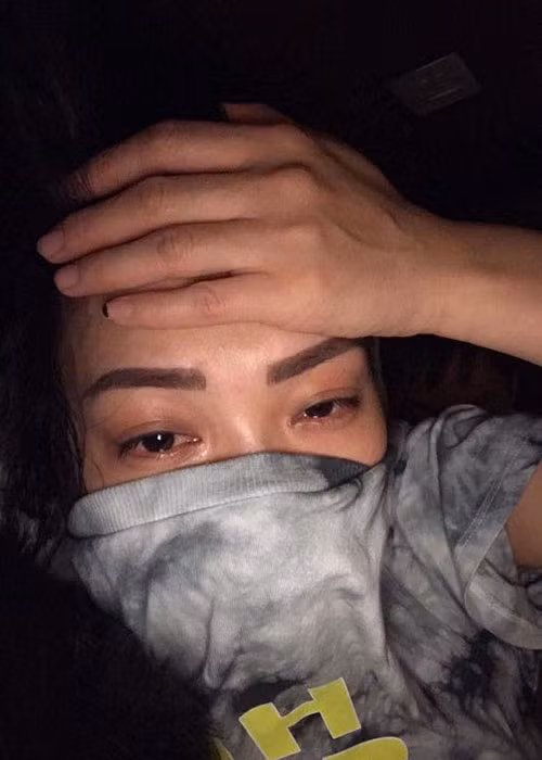 Trước khi quyết định livestream, trên trang cá nhân, cô từng thường xuyên chia sẻ hình ảnh mệt mỏi khiến bạn bè, học trò lo lắng. Ảnh: FBNV