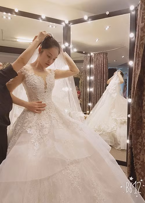 Dương Cẩm Lynh đăng tải hình ảnh đang thử váy cưới. Hiện tại, cô có tổ ấm hạnh phúc bên chồng và con trai.