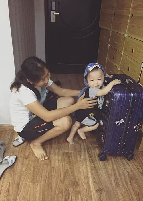 Con trai Kỳ Hân - Mạc Hồng Quân đáng yêu khi hóa thân thành người dơi giải cứu thế giới.