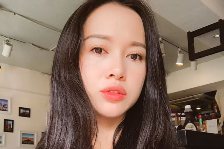 Vũ Ngọc Anh than thở mặt sưng vì thiếu ngủ. Hiện tại, cô có chuyến công tác ở Hàn Quốc.