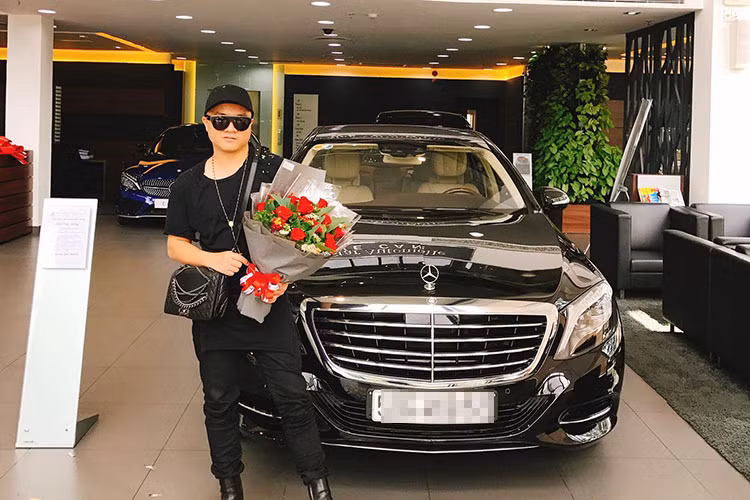 NTK Đỗ Mạnh Cường tậu xế sang. “Tự thưởng cho bản thân nhân dịp kỷ niệm 10 năm làm nghề”, anh chia sẻ.