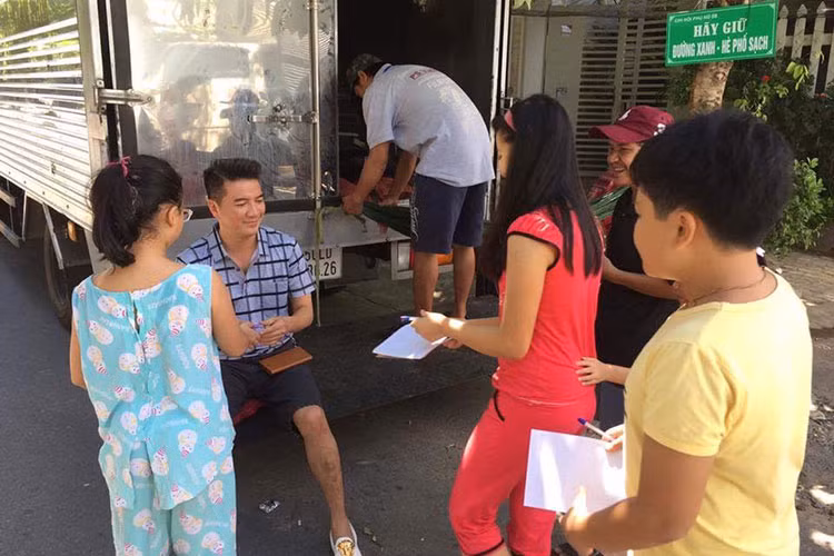 Fans nhí của Đàm Vĩnh Hưng xếp hàng chờ xin chữ ký của thần tượng.