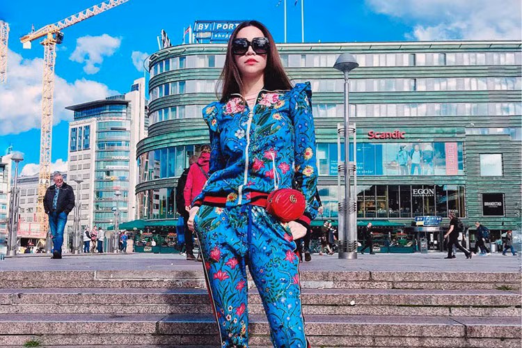 Hồ Ngọc Hà đi lưu diễn ở châu Âu. Khi nghe tin về cơn bão số 10 ở Việt Nam, cô cho hay sẽ cố gắng quyên góp cùng các khán giả Việt kiều.