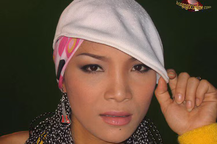 Hồng Ngọc chia sẻ hình ảnh 13 năm trước đồng thời chú thích: “Mặt tui cũng trái xoan chứ bộ. Nét tự nhiên đến không ngờ. Sao giống độn cằm vậy ta. Hồi xưa độn, giờ hết độn. Kì thật. Và tên "Mắt Nai" có từ dạo ấy”.