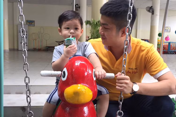 Nhật Kim Anh bận công việc nên nhờ bố mẹ chồng và chồng đưa con trai đến trường trong ngày đầu tiên.