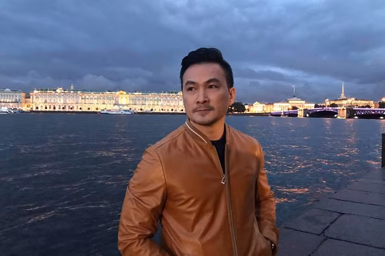 Chi Bảo đăng tải status đầy tâm sự: “Quê mình bão lũ quanh năm, bà con cơ cực nhiều lắm. Mà đợi chi đến mùa bão, cũng chẳng cần đi đây đi đó, đều dễ dàng chứng kiến bao mảnh đời bất hạnh quanh mình. Cuộc sống luôn là thế, có người ấm no, có người đói lạnh, có người hạnh phúc, có kẻ đau thương”.