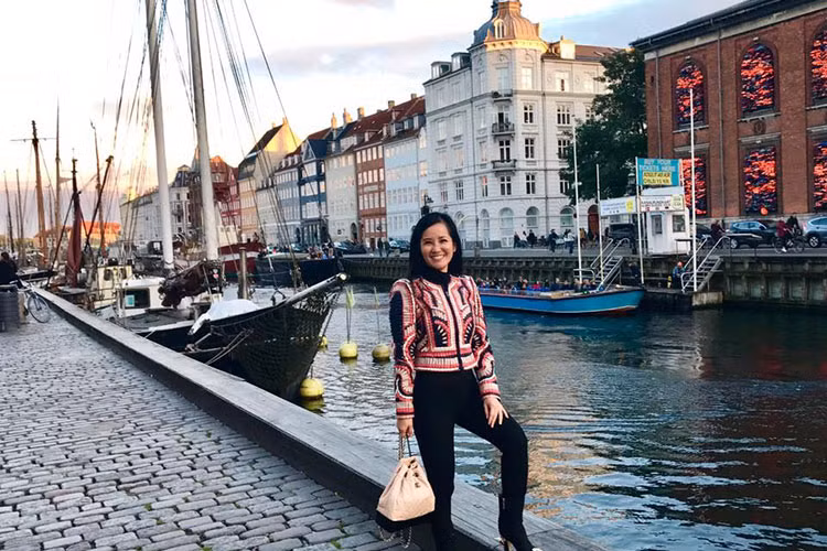 Diva Hồng Nhung dạo chơi ở thành phố cổ tích Copenhagen, Đan Mạch.