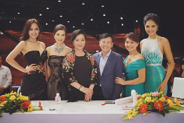 Mai Phương Thúy (ngoài cùng bên trái) chia sẻ: “Kỷ niệm lần đầu tiên (và cũng là lần cuối cùng) làm giám khảo chấm thi hoa hậu quốc gia”.