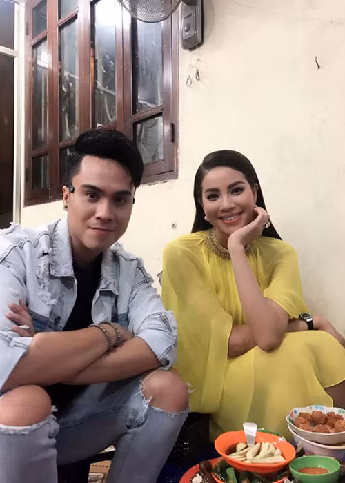 MC Thái Dũng cùng Hoa hậu Phạm Hương đi ăn ốc dù trời mưa bão.