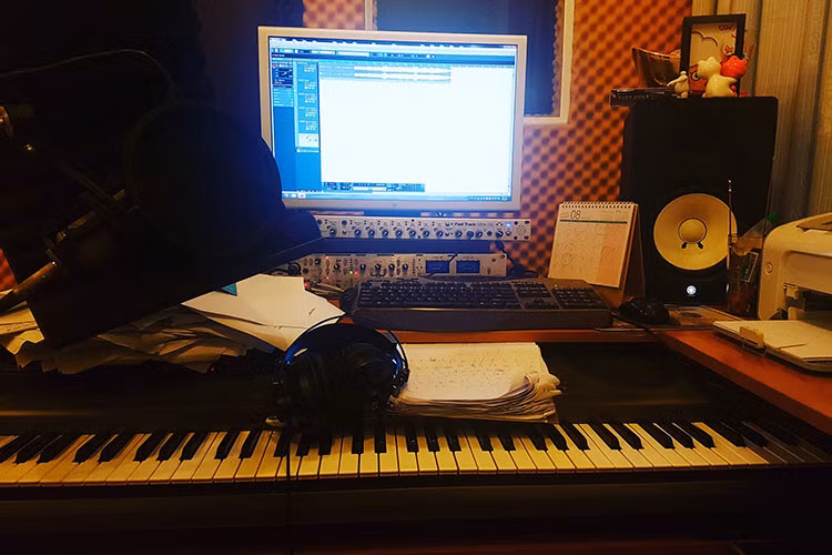 Không nghỉ ngơi ngày 2/9, nhạc sĩ Hồng Thuận miệt mài sáng tác.