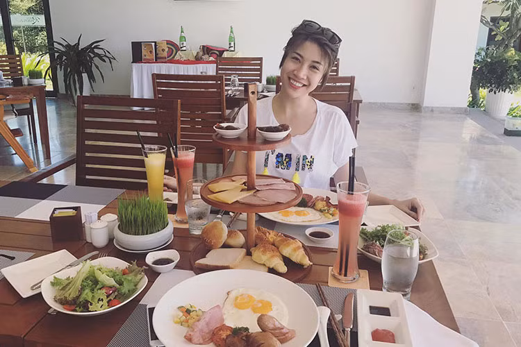 Pha Lê trở về Hà Nội nghỉ ngơi sau chuyến đi Khánh Hòa nhân ngày Quốc khánh.