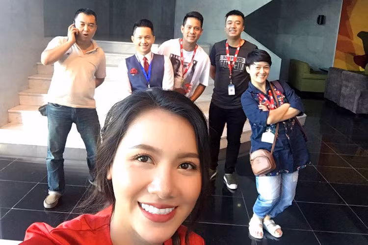 Minh Hà rạng rỡ đi quay chương trình cùng các đồng nghiệp không nghỉ lễ Quốc khánh.