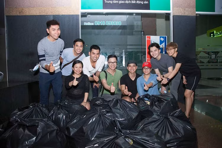 Nam Cường (thứ 2 bên phải) đi phát quà cho những người vô gia cư dịp Quốc khánh năm nay.