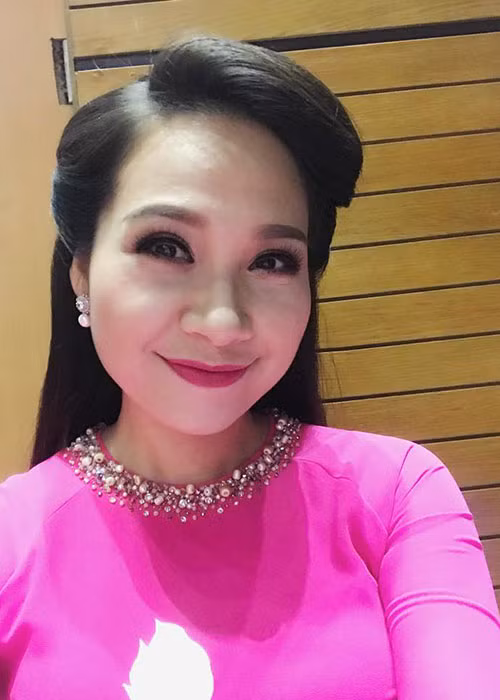 MC Mỹ Lan chia sẻ về dịp lễ Quốc khánh của mình: "Năm nay, lần đầu tiên không nhận lời dẫn bất kì show nào vào 2/9, từ chối cả "Điều còn mãi" - chương trình đã gắn bó suốt mấy năm trời. Năm nay, cũng không hề đặt một resort nào để nghỉ dưỡng. Chồng đưa ra một gợi ý, gật đầu ngay tắp lự. Chỉ đơn giản là muốn sống khác đi một chút. Chẳng quan trọng điểm đến ở đâu, chỉ cần nơi ấy có những người mình thương yêu thì đâu cũng là thiên đường cả".