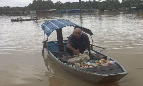 Xuc dong chuyen tinh ong ba U90 nhat phe lieu tren song