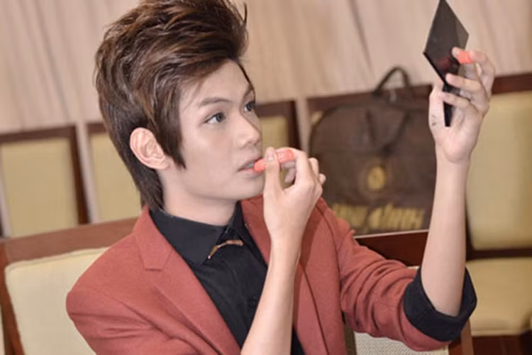  Ca sĩ Đào Bá Lộc thừa nhận là người đồng tính. Trước đó, anh không ít lần vướng tin đồn về giới tính bởi những khoảnh khắc nữ tính. Trong ảnh, Đào Bá Lộc tô son rất chuyên nghiệp. Ảnh: Khám phá