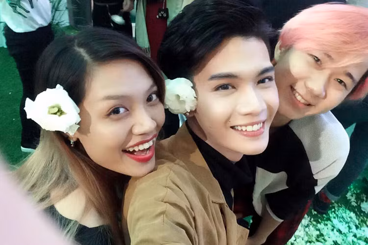 Nam ca sĩ Sài thành làm điệu với bông hoa. Ảnh: FBNV