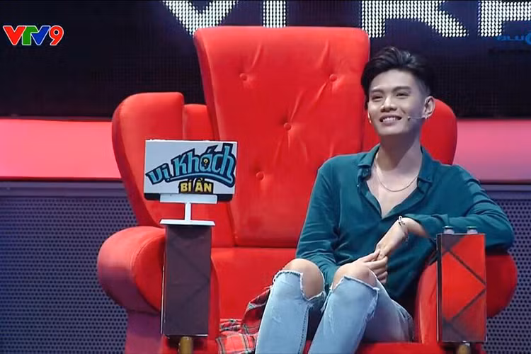Xuất hiện trong một gameshow, anh gây chú ý với dáng ngồi như con gái. Ảnh: FBNV