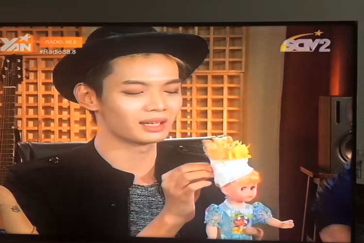 Đào Bá Lộc rất khéo tay. Anh có thể may vá trang phục cho búp bê. Ảnh: FBNV