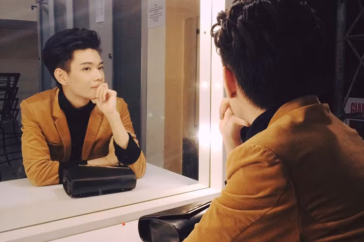 Giọng ca bước từ The Voice 2012 rất hay soi gương. Ảnh: FBNV