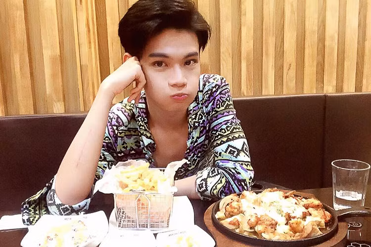 Hình ảnh Đào Bá Lộc phồng má như như con gái trước ống kính máy ảnh. Ảnh: FBNV