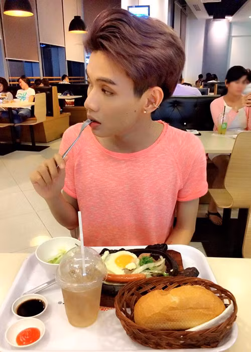 Ngoài xác nhận là người đồng tính, Đào Bá Lộc trở thành tâm điểm của dư luận bởi những chia sẻ về mối tình với một nam danh hài kiêm MC. Ảnh: FBNV