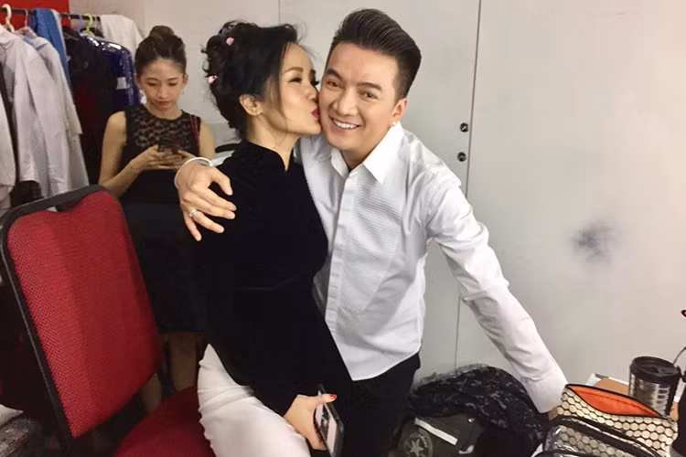  Hot Face sao Việt 24h: Gặp Đàm Vĩnh Hưng ở hậu trường một đêm nhạc, Hồng Nhung “giận” vì không được mời hát trong liveshow của anh.