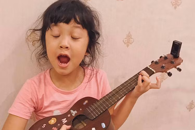 Ngoài vẽ tranh, con gái MC Diệp Chi còn rất thích đàn hát.