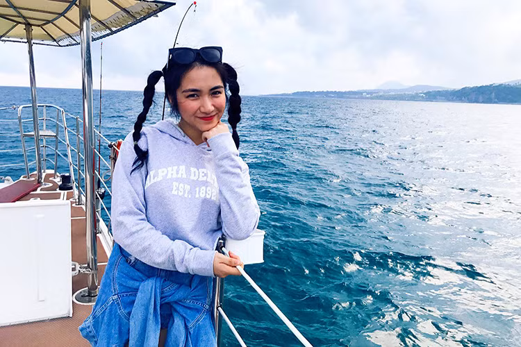 Hòa Minzy tết tóc hai bên trẻ trung trong chuyến đi biển. Hiện tại, nữ ca sĩ có chuyến công tác ở Hàn Quốc.