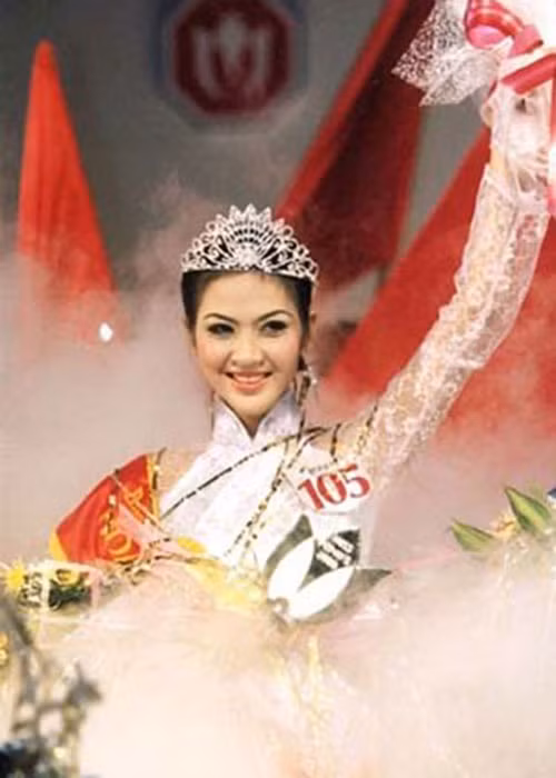 Năm 2000, Phan Thu Ngân đoạt giải cao nhất của cuộc thi Hoa hậu Việt Nam. Người đẹp sinh năm 1980 đến từ TP HCM. Sau khi đăng quang, Thu Ngân đi du lịch và gặp Mai Thanh Hải. Ảnh: Gia đình và xã hội